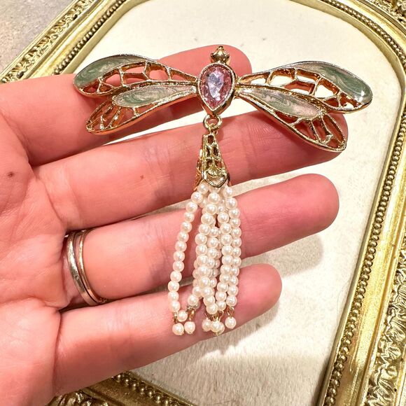Vintage Avon Dragonfly Pin Enamel Wings Pearl Dangle Gold tone Natures Garden - Picture 1 of 7